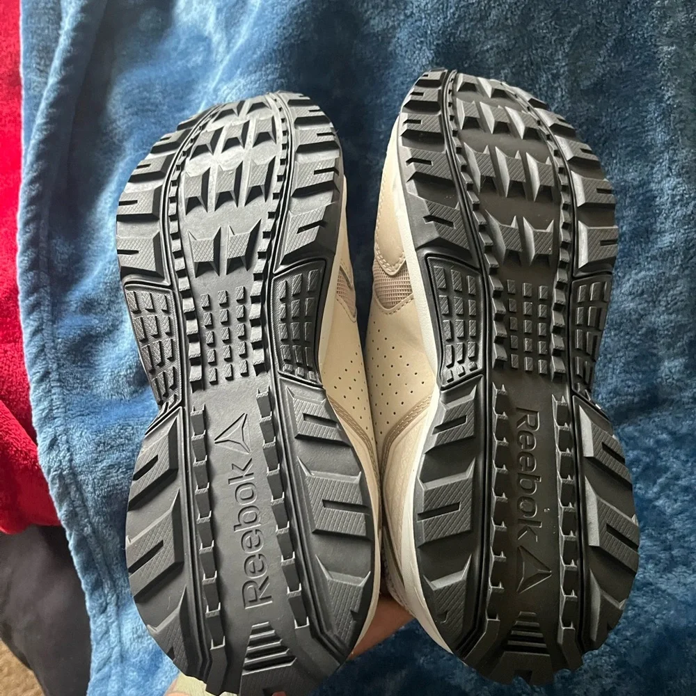 New w/o tags tennis shoes…. Never worn before - Picture 5 of 5